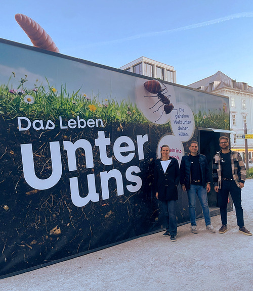 Das Bodenteam der Abteilung Umweltschutz vor dem Bodencubus