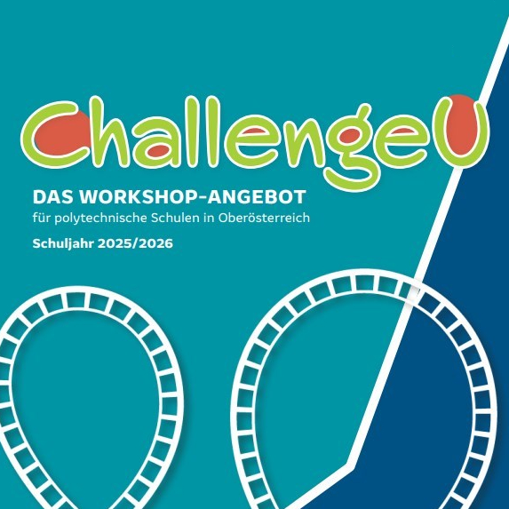 Schriftzug ChallengeU mit Grafik einer Achterbahn im Hintergrund