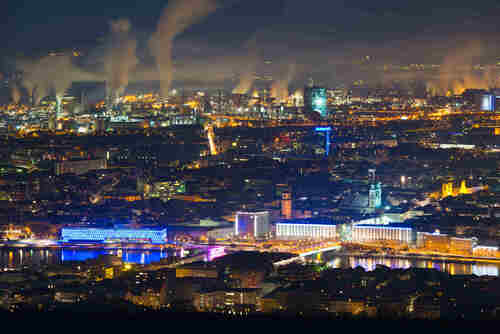 hell beleuchtete Stadt Linz bei Nacht