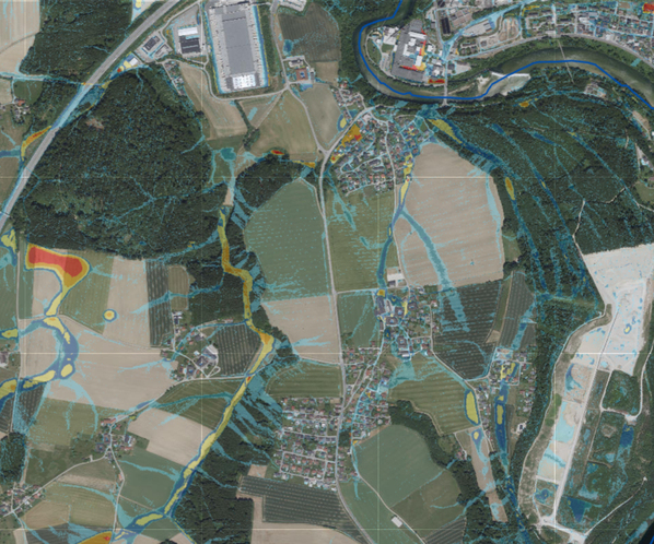 Luftaufnahme einer ländlichen Landschaft mit blauen Linien und Flächen der Hangwasserhinweiskarte 2.0.