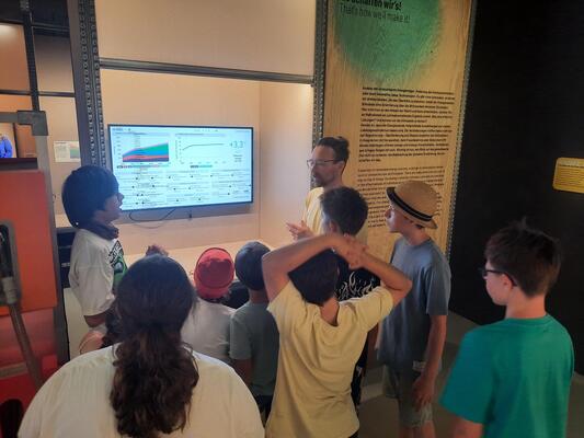 Impuls Schule Steyr - Ausstellung Energiewende - Wettlauf mit der Zeit (Quelle: Impuls Schule Steyr) Impuls Schule Steyr - Ausstellung Energiewende - Wettlauf mit der Zeit