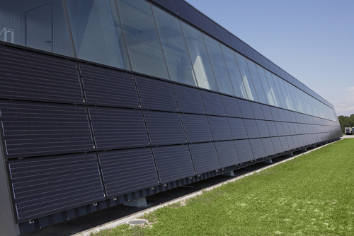 Photovoltaikanlage auf Fassade eines Gebäudes