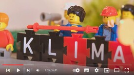 Legomännchen halten Klima-Bausteine