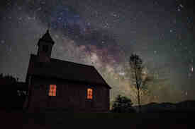 Ungetrübter Nachthimmel hinter der Gahbergkapelle in Weyregg