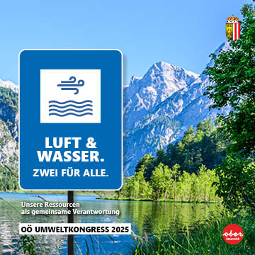 Landschaftsbild mit Bergen, einem See und davor ein Schild mit der Aufschrift 