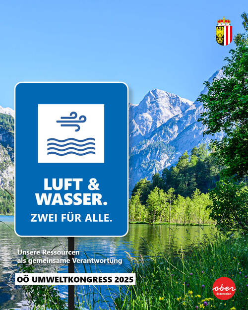 Landschaftsbild mit Bergen, einem See und davor ein Schild mit der Aufschrift 