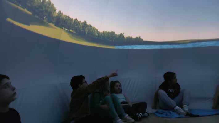 VS Ennsleite - Mobiles Planetarium (Quelle: VS Ennsleite) VS Ennsleite - Mobiles Planetarium