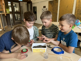 VS Reichraming - Mini Forscher Umwelt - Experimentierstationen (Quelle: VS Reichraming) VS Reichraming - Mini Forscher Umwelt - Experimentierstationen