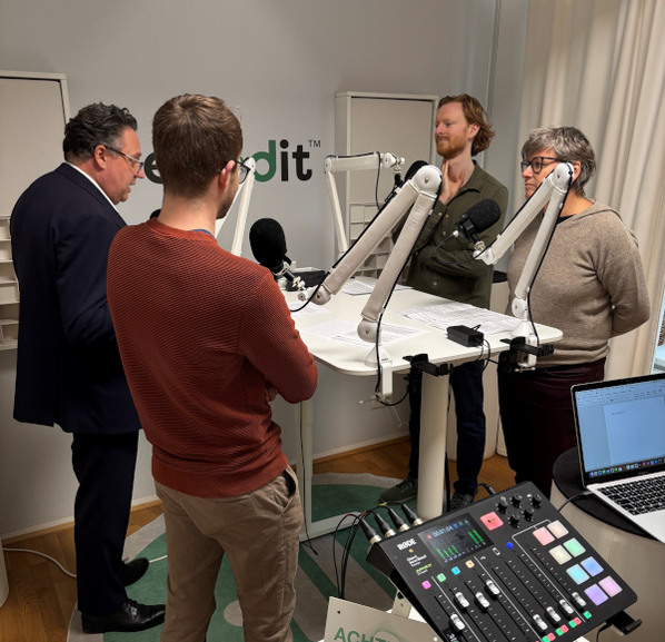 Moderator und Gäste im Podcast-Studio