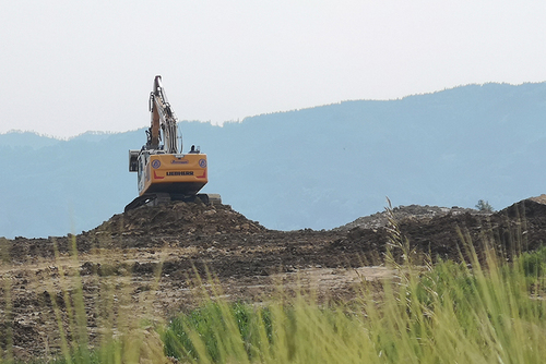 Bagger auf Erdhügel