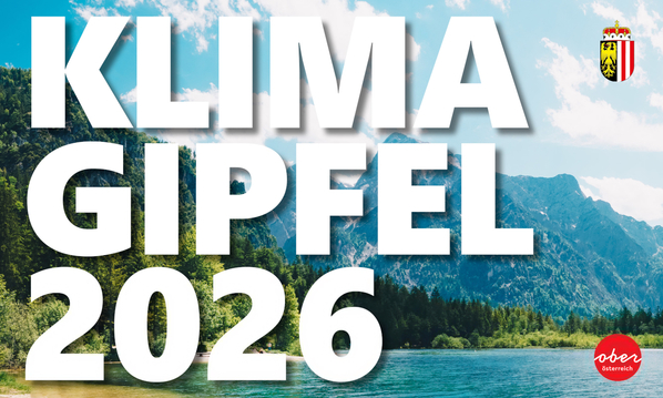 Schriftzug Klimgipfel 2026 mit See und Bergen im Hintergrund