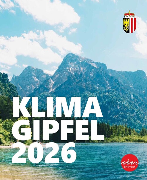 Almsee mit Bergen im Hintergrund und weißem Schriftzug Klimagipfel 2026