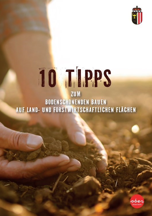 Titelseite des Folders mit einer Person, die auf Ackerboden kniet und Erde in Händen hält.