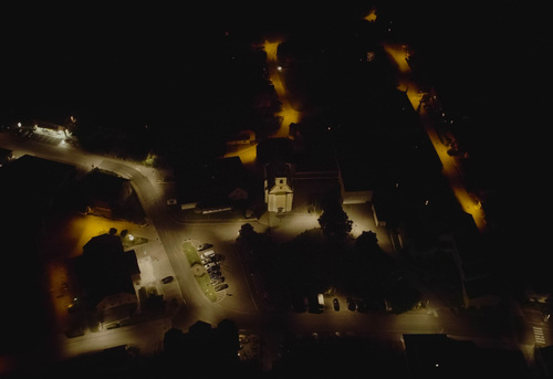 Kirchschlag bei Nacht mit neuer Straßenbeleuchtung