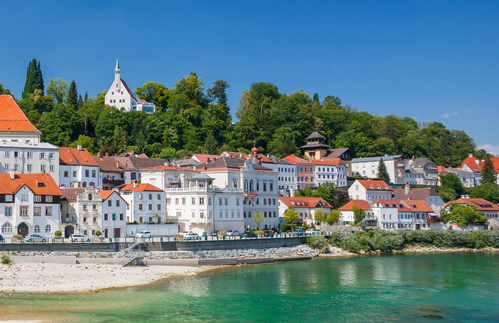 Panorama der Stadt Steyr am Flussdelta von Enns und Steyr