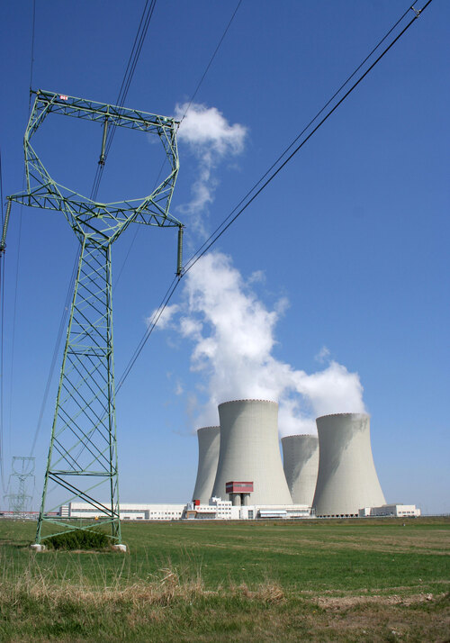 Kernkraftwerk Temelin mit einem Strommasten im Vordergrund