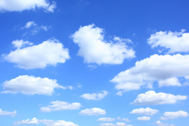 Blauer Himmel mit weißen Wolken