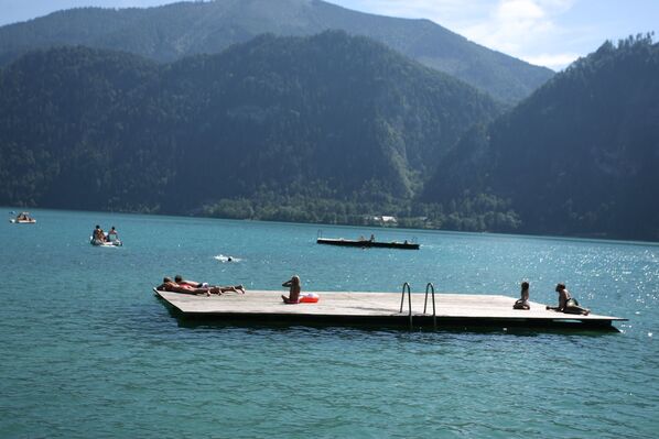 Badegäse auf Holzplattform im Attersee (Quelle: Tourismusverband Attersee)