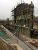 In Bau befindliches Durchlassbauwerk durch den Dammkörper
