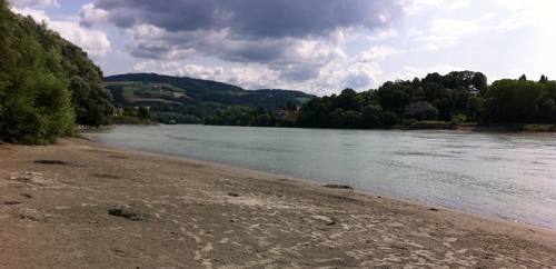 Donau unterhalb von Ottensheim mit lehmigen Strand im Vordergrund