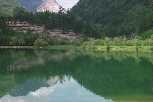 Elisabethsee, Felsen und Wald spiegeln sich im Wasser