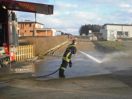 Feuerwehreinsatz auf verschmutzter Straße