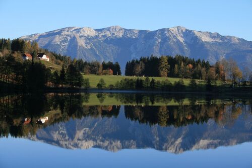 Gleinkersee in dem sich ein mächtiges Bergmassiv spiegelt