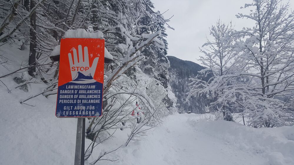 Gosausee im Winter mit Warntafel Lawinengefahr