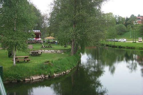 Flussbiegung an der Großen Mühl, Bänke und Sonnenschirme in der Liegewiese