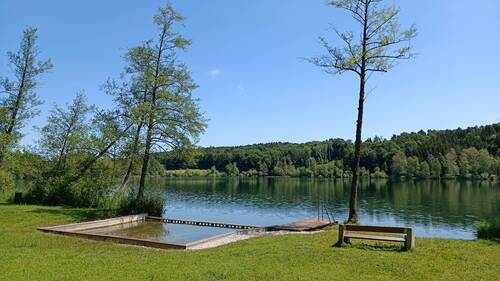 Höllerersee mit Liegewiese und Holz-eingerahmten-Kinderbecken