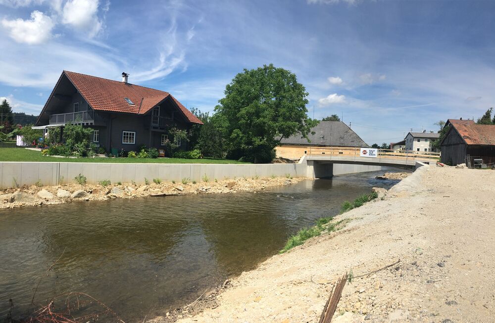 Hochwasserschutz Pfaffstätt, Hochwasserschutzmauer mit neuer Sportplatzbrücke