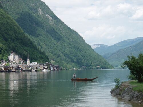 Hallstättersee mit typischer Plätte und dem Ort Hallstatt im Hintergrund