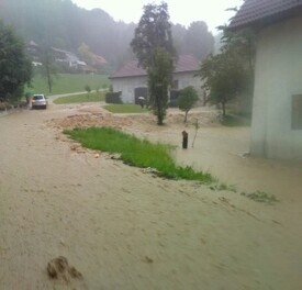 Hangwasser überflutet Straße