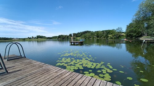 Heratingersee mit Steeg und gelben Seerosen