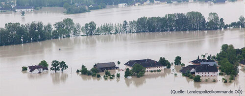 Hochwasser überschwemmt Häuser