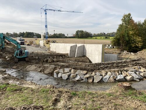 Sperrbauwerk beim Hochwasserschutz Aubach