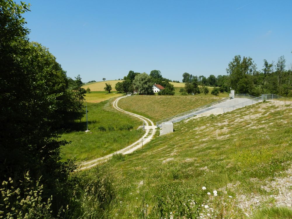 Bild vergrößern: Hochwasserschutz Gebersdorferbach, Damm Hochwasserschutz Gebersdorferbach, Damm