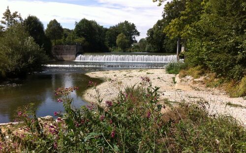 2 m abstürzendes Wasser an der Wehr bei Neuhofen an der Krems, im Vordergrund große Schotterbank