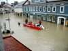 Überfluteter Marktplatz Kremsmünster beim Hochwasser 2002