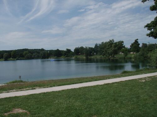 Pichlingersee bei Linz mit betoniertem Rundweg 