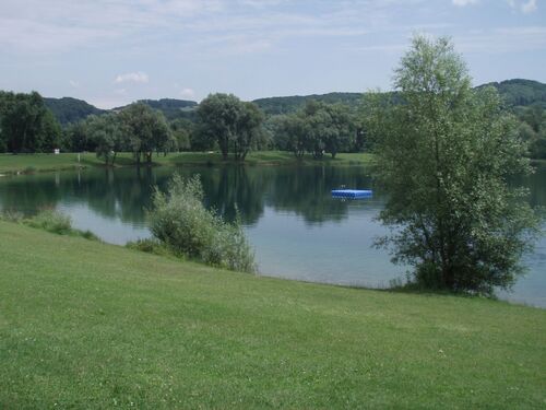 Badebucht am Pleschingersee in Urfahr mit blauer Schwimminsel