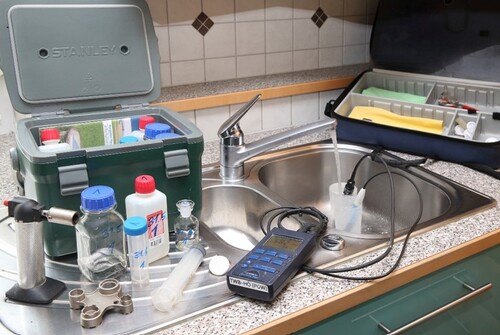Probenahme-Equipment und Messung der Vor-Ort-Parameter pH-Wert, el. Leitfähigkeit und Temperatur.
