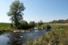 Renaturierter Flusslauf mit Damm und Flutmulde