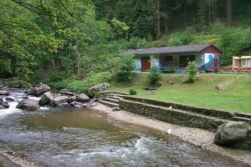 Waldbad an der Rodl bei Gramastetten mit großen Felsbrocken im stark abgesenkten Wasser