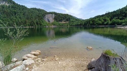 Schwarzensee in Berge eingebettet