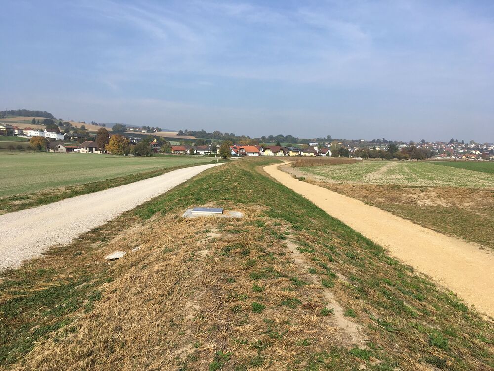 Eingeschüttete Spundwand mit Begleitwege, Abwinden-Dorf