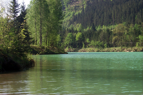 Stausee Steyr bei Klaus mit türkisblauem bis grünem Wasser