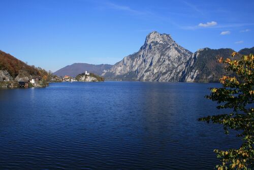 Traunsee mit Blick auf Kirche Altmünster, im Hintergrund erhebt sich der mächtige Traunstein direkt aus dem Wasser