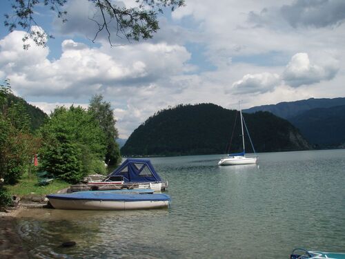 Wolfgangsee bei Appesbach am Ufer und im Wasser befinden sich kleine Boote