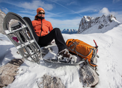 Mit Schneeschuhen in den Bergen (Quelle: AdobeStock_Jakub Cejpek)